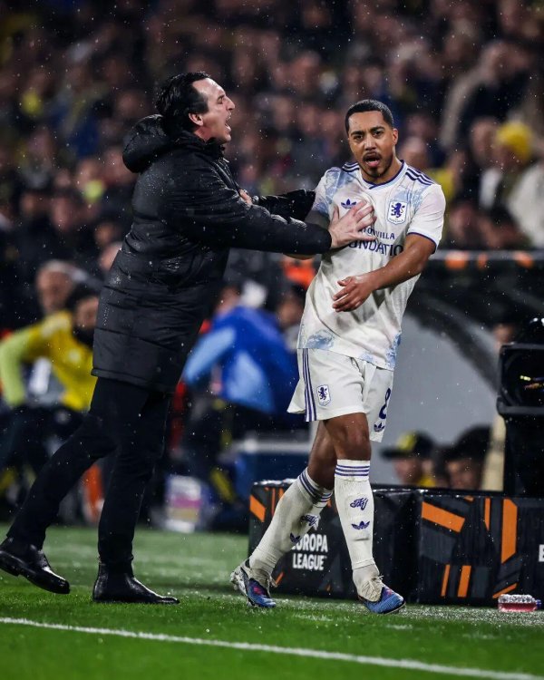 九游娱乐 将帅失和？维拉爆发激烈内讧：埃梅里推搡并怒吼中场大将